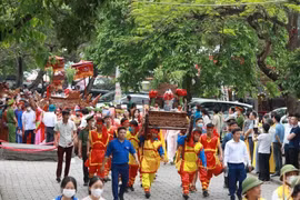 Nét văn hóa đặc sắc lễ hội truyền thống động Hoa Lư