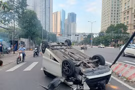 TP.HCM: Ô tô “phơi bụng" vì tông dải phân cách, 3 người thoát chết