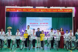 Báo Quảng Trị trao tặng 30 xe đạp cho học sinh có hoàn cảnh khó khăn