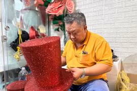 Người đàn ông phố cổ 'nặn' người tuyết bằng xốp kiếm tiền triệu dịp noel