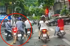 Dàn cảnh va chạm xe để trộm cắp tài sản giữa ngã tư Hà Nội
