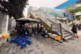 Hàng quán lấn chiếm chân nhà ga Cầu Giấy tuyến Metro Nhổn - Ga Hà Nội
