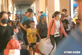 Người dân rời Thủ đô về quê nghỉ lễ: Bến xe, đường phố đông đúc