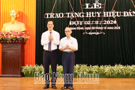 Nam Định: Hơn 2.200 đảng viên được tặng Huy hiệu Đảng nhân dịp Quốc khánh 2/9