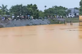 Hoà Bình: Nỗ lực tìm kiếm 2 học sinh bị nước lũ cuốn trôi