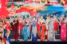 Hoa hậu nhí Quốc tế Hiểu Anh và Á hậu nhí Quốc tế Bảo Linh lộng lẫy trên sân khấu Lễ hội Hoa phượng đỏ Hải Phòng
