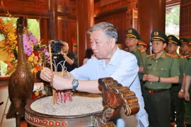 Đại tướng Tô Lâm dâng hương tưởng niệm Chủ tịch Hồ Chí Minh