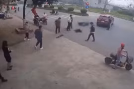 Xe máy đi tốc độ cao tông ô tô sang đường, tài xế nằm gục