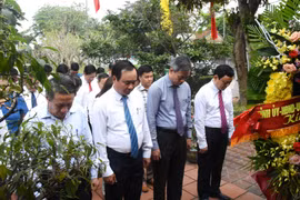 Dâng hương, hoa tưởng niệm 117 năm ngày sinh đồng chí Tổng Bí thư Lê Duẩn