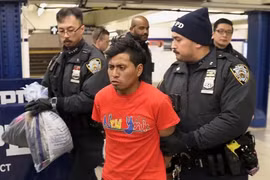Người phụ nữ đang ngủ bị thiêu chết trên tàu điện ngầm New York