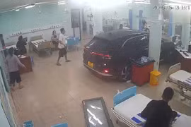 Ô tô đâm sập cửa kính, lao vào phòng cấp cứu Bệnh viện Nhi đồng Đồng Nai