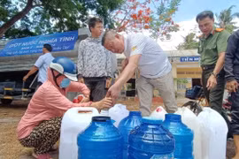 Những “Giọt nước nghĩa tình” tiếp sức người dân vùng hạn mặn Bến Tre, Tiền Giang