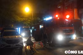 Ngôi nhà 3 tầng ở Hà Nội bốc cháy trong đêm
