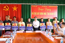 Báo Nhân Dân trao tặng hỗ trợ xây nhà “Đại đoàn kết” tại tỉnh Vĩnh Long