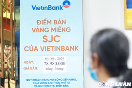 Ngày thứ 2 mở bán vàng, người dân xếp hàng chờ đợi trước 3 tiếng để mua