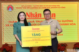 Đồng chí Lê Quốc Minh trao quà tại Trung tâm Điều dưỡng và Chăm sóc người có công tỉnh Khánh Hòa