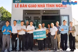 Báo Quảng Ngãi bàn giao nhà đại đoàn kết cho hộ nghèo huyện Nghĩa Hành