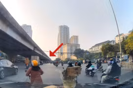 Ngán ngẩm hình ảnh người điều khiển xe máy sang kiểu "1 mình 1 đường"