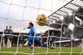 Thua Fulham, Arsenal hụt hơi trong cuộc đua vô địch Ngoại hạng Anh
