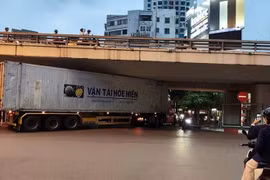 Xe container kẹt dưới gầm cầu vượt Ngã Tư Sở vì đi theo chỉ dẫn Google Maps