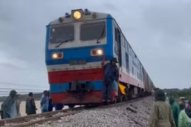 Thông tuyến đường sắt qua Quảng Trị sau sự cố gián đoạn vì mưa lũ