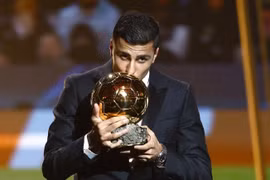 Vượt qua Vinicius, Rodri giành danh hiệu Quả bóng vàng 2024