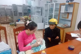 Bình Định: Phát hiện bé gái 4 tháng tuổi bị bỏ rơi trước nhà dân trong đêm