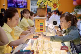 Điều gì khiến giá vàng “nhảy múa” liên tục lập đỉnh những ngày qua?