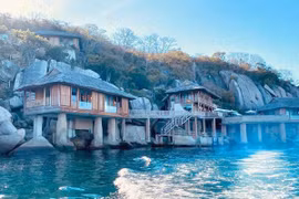 Ninh Vân Bay (NVT) lỗ lũy kế 712 tỷ, vẫn phải trả thu nhập cho hoa hậu Ngọc Hân 1,4 tỷ đồng