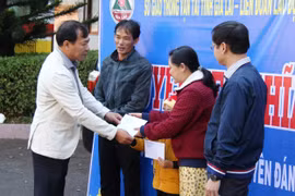 Gia Lai: Chuyến xe nghĩa tình đưa người lao động khó khăn về quê đón Tết
