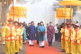 Dâng hương, thả cá chép vàng ở dòng sông cổ tại Hoàng thành Thăng Long