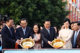 Chủ tịch nước cùng kiều bào dâng hương, thả cá tại Bến Nhà Rồng