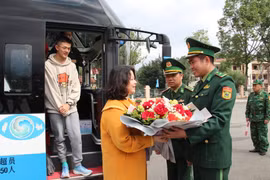 Lào Cai: Đoàn khách du lịch Trung Quốc đầu tiên đi xe qua biên giới thăm Sa Pa