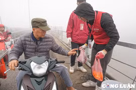 Cá chép "ngồi xô đi trong sương mù" xuống sông Hồng ngày 23 tháng chạp
