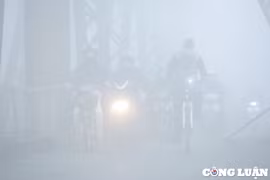 Hà Nội: Ngày ông Công, ông Táo sương mù “bao trùm” mọi nẻo đường