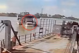 Tiền Giang: Điều tra, làm rõ vụ xe ô tô tải cùng 3 người rơi từ phà xuống sông Tiền