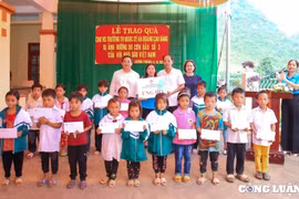Hội Nhà báo Việt Nam trao tặng những món quà ý nghĩa đến học sinh có hoàn cảnh khó khăn sau lũ