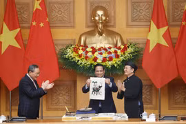 Thủ tướng Phạm Minh Chính và Thủ tướng Trung Quốc Lý Cường thưởng lãm dân ca Quan họ, tranh dân gian Đông Hồ