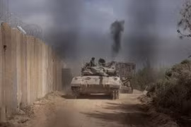 Xe tăng Israel húc đổ cổng căn cứ Liên hợp quốc ở Lebanon, các nước ngày càng bất bình