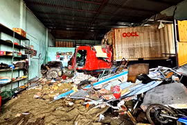 Đắk Nông: Xe container tông chết 3 người khi vượt ôtô khác, tốc độ 84 km/h