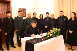 Bạn bè quốc tế và kiều bào tại Cộng hòa Séc đến viếng và ghi sổ tang tưởng nhớ Tổng Bí thư Nguyễn Phú Trọng