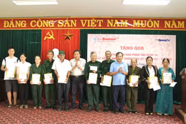 Báo Hà Nội Mới và Báo Quảng Trị tổ chức tặng quà cho cựu thanh niên xung phong