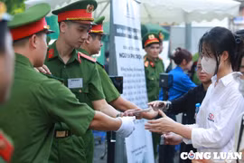 Dòng người tiếp tục nối dài, khóc nghẹn chờ vào viếng, tiễn biệt Tổng Bí thư Nguyễn Phú Trọng