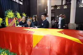 Xúc động hình ảnh cô giáo của Tổng Bí thư Nguyễn Phú Trọng khóc tiễn biệt người học trò ưu tú