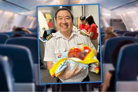 Phi công VietJet được ca ngợi khi rời buồng lái đỡ đẻ cho hành khách