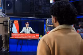 Houthi phóng hàng chục UAV tấn công tàu hàng và tàu chiến trên Biển Đỏ