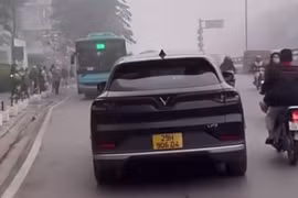 Hà Nội: Tài xế ô tô đi ngược chiều trên đường Minh Khai bị xử phạt