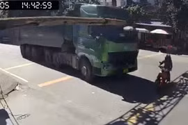 Xe tải tông xe máy, lao vào dãy ki-ốt bên đường khiến 4 người thương vong