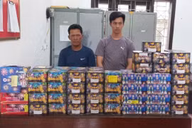 Bắt 2 đối tượng trong đường dây pháo lậu xuyên quốc gia, thu hơn 2 tạ pháo