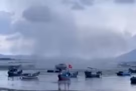 Vòi rồng cao 1.000m đánh bay tàu, ghe ở biển Khánh Hòa